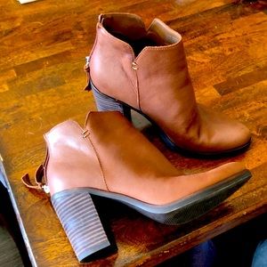 BP brand size 8 with and 3” heel. Brand new never wore